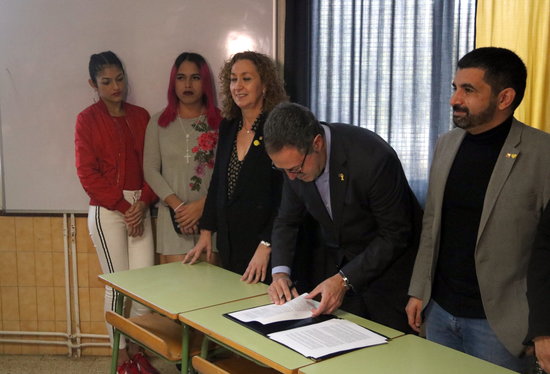 Criminal measures secretary Amand Calderó signing the penitentiary order allowing transgender people to ask for transfers to prisons for the gender they identify with (by Pol Solà)